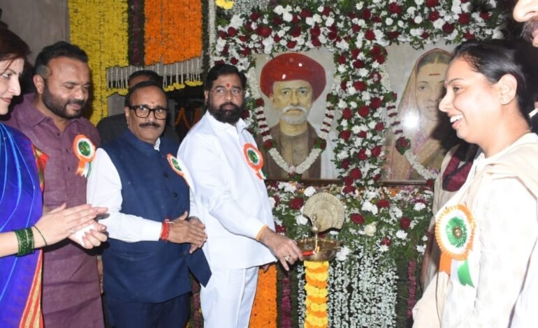 क्रांतिज्योती सावित्रीबाई फुले जन्मस्थळी मुख्यमंत्री एकनाथ शिंदे यांचे अभिवादन