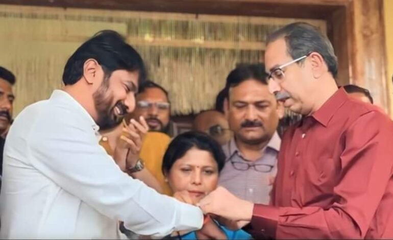 सुप्रसिद्ध अभिनेते किरण माने यांनी शिवबंधन बांधून शिवसेनेत केला प्रवेश.