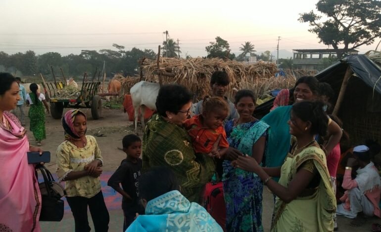 ऊसतोड कामगारांच्या झोपड्या आगीत भस्मसात, सह्याद्री कारखान्याकडून मोलाची मदत