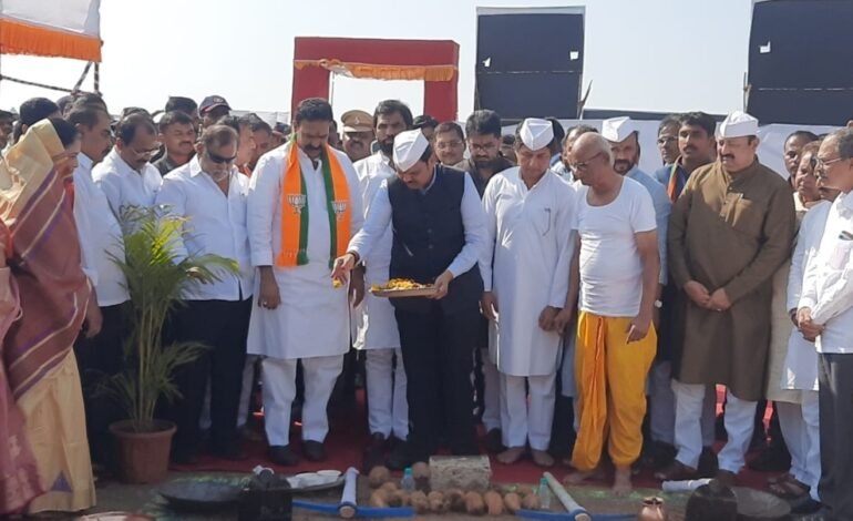 निरा देवघर उजव्या मुख्य कालव्याच्या बंदिस्त नलिका कालव्याचे उपमुख्यमंत्री देवेंद्र फडणवीस यांच्या हस्ते भूमिपूजन