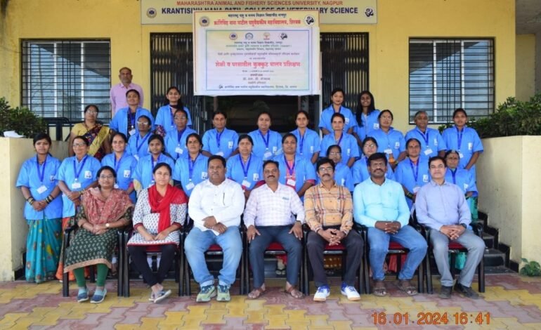 पशुसखींनी शेळी व कुक्कुट पालन प्रशिक्षणाचा उपयोग स्वतःच्या उन्नती व पशुसेवेसाठी करावा – डॉ.अनिल भिकाने