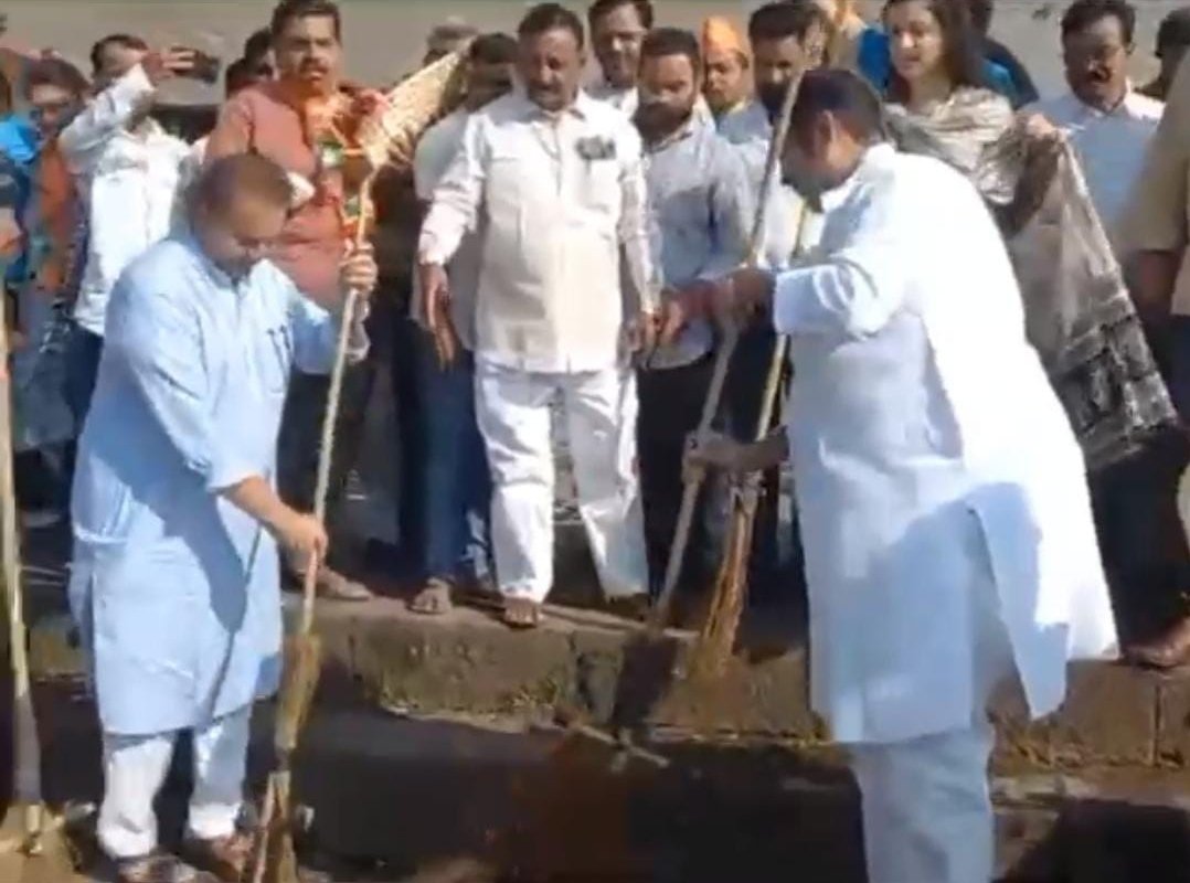 छत्रपती उदयनराजेंकडून वाईच्या गणपती घाटावर स्वच्छता मोहीम