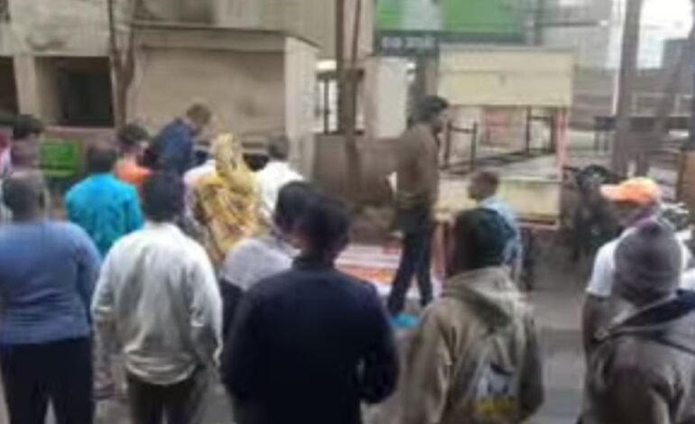 सातारा येथील राजवाडा परिसरात रस्त्याच्या कडेला आढळला अर्धवट जळालेला मृतदेह; थरारक घटनेनं नागरिकांमध्ये खळबळ