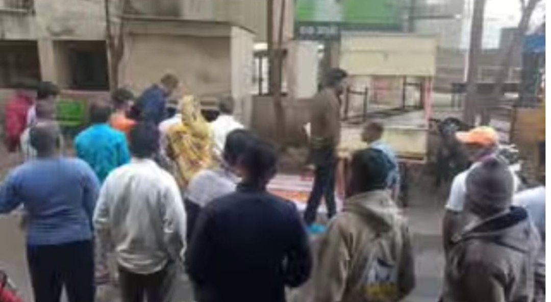 सातारा येथील राजवाडा परिसरात रस्त्याच्या कडेला आढळला अर्धवट जळालेला मृतदेह; थरारक घटनेनं नागरिकांमध्ये खळबळ