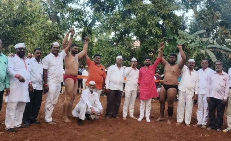 खांबील चोरगे गावात यात्रे निमित्त जंगी कुस्त्यांचा फड