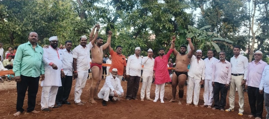 खांबील चोरगे गावात यात्रे निमित्त जंगी कुस्त्यांचा फड