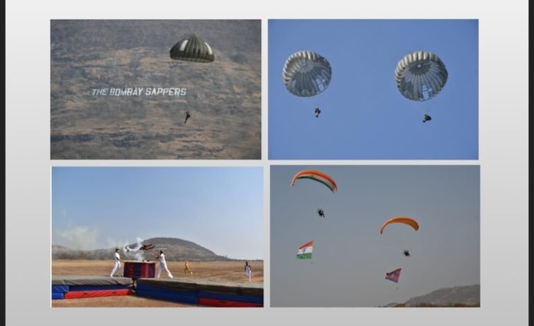 पुण्यातल्या दिघी हिल्स येथे बॉम्बे सॅपर्सचे नेत्रदीपक पॅराड्रॉप प्रदर्शन