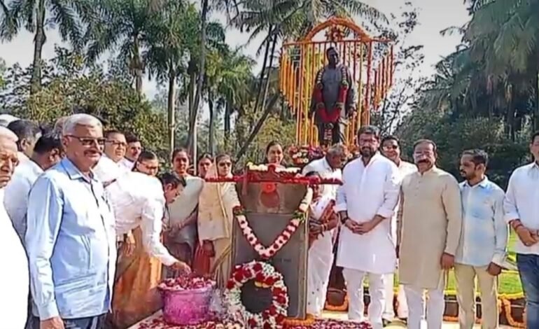 अजिंक्यतारा कारखाना स्थळावरील स्व.भाऊसाहेब महाराजांच्या पूर्णाकृती पुतळ्यास अभिवादन करण्यासाठी लोटला जनसागर