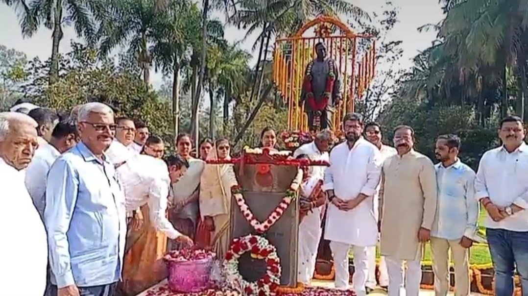 अजिंक्यतारा कारखाना स्थळावरील स्व.भाऊसाहेब महाराजांच्या पूर्णाकृती पुतळ्यास अभिवादन करण्यासाठी लोटला जनसागर