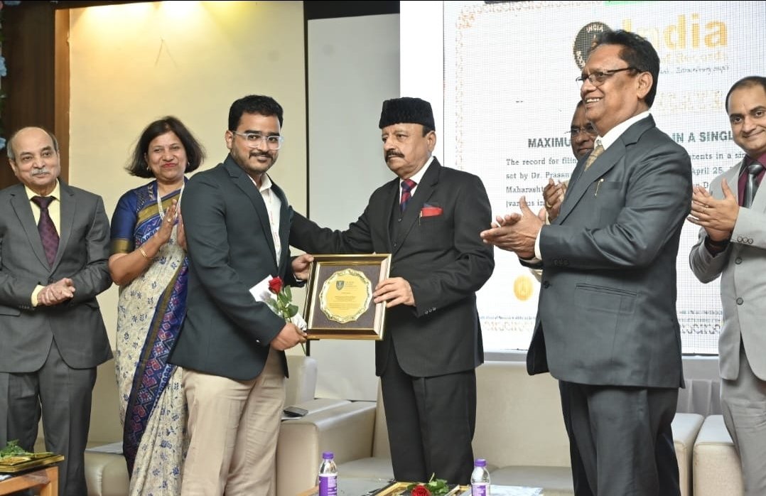 विश्वविक्रमी हॅटट्रिक.. साताऱ्याचे सुपुत्र डॉ. प्रसन्नजीत प्रमोद निकम यांनी एकाच दिवसात २५ पेटंट घेऊन केले तीन विश्वविक्रम