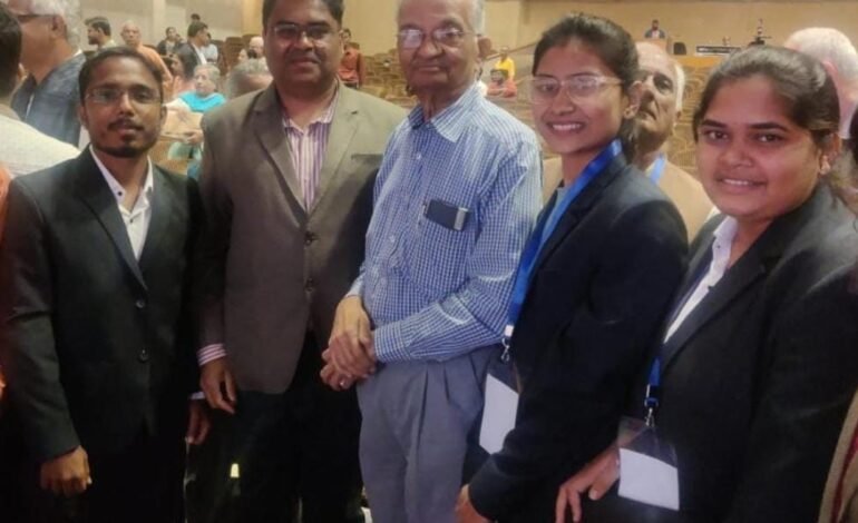 डॉ.अनिल काकोडकर यांनी गौरीशंकरच्या विद्यार्थ्यांच्या संशोधनात्मक कार्याची केली प्रशंसा.