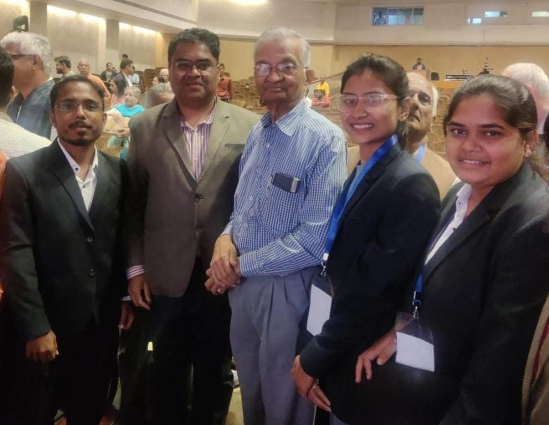 डॉ.अनिल काकोडकर यांनी गौरीशंकरच्या विद्यार्थ्यांच्या संशोधनात्मक कार्याची केली प्रशंसा.