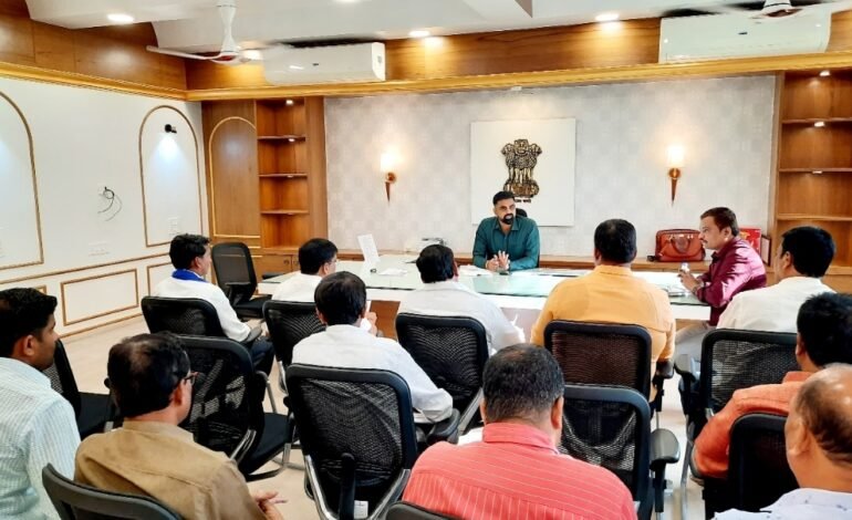 निवडणूक प्रक्रिया शांततेत पार पाडण्यासाठी सर्व राजकीय पक्षांनी सहकार्य करावे ; जिल्हाधिकारी जितेंद्र डुडी