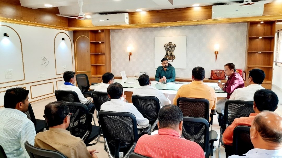 निवडणूक प्रक्रिया शांततेत पार पाडण्यासाठी सर्व राजकीय पक्षांनी सहकार्य करावे ; जिल्हाधिकारी जितेंद्र डुडी