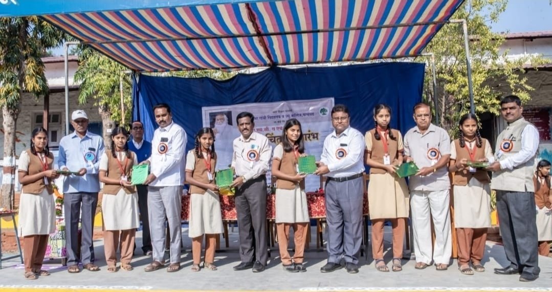 महात्मा गांधी विद्यालय पाचवड येथे एस. एस. सी व एच. एस. सी. विद्यार्थ्यांचा निरोप समारंभ संपन्न