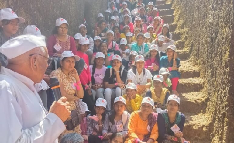 प्रेरणा संवादातून बालमित्र मैत्रिणींच्या शिवगर्जनेने दुमदुमला किल्ले दातेगड