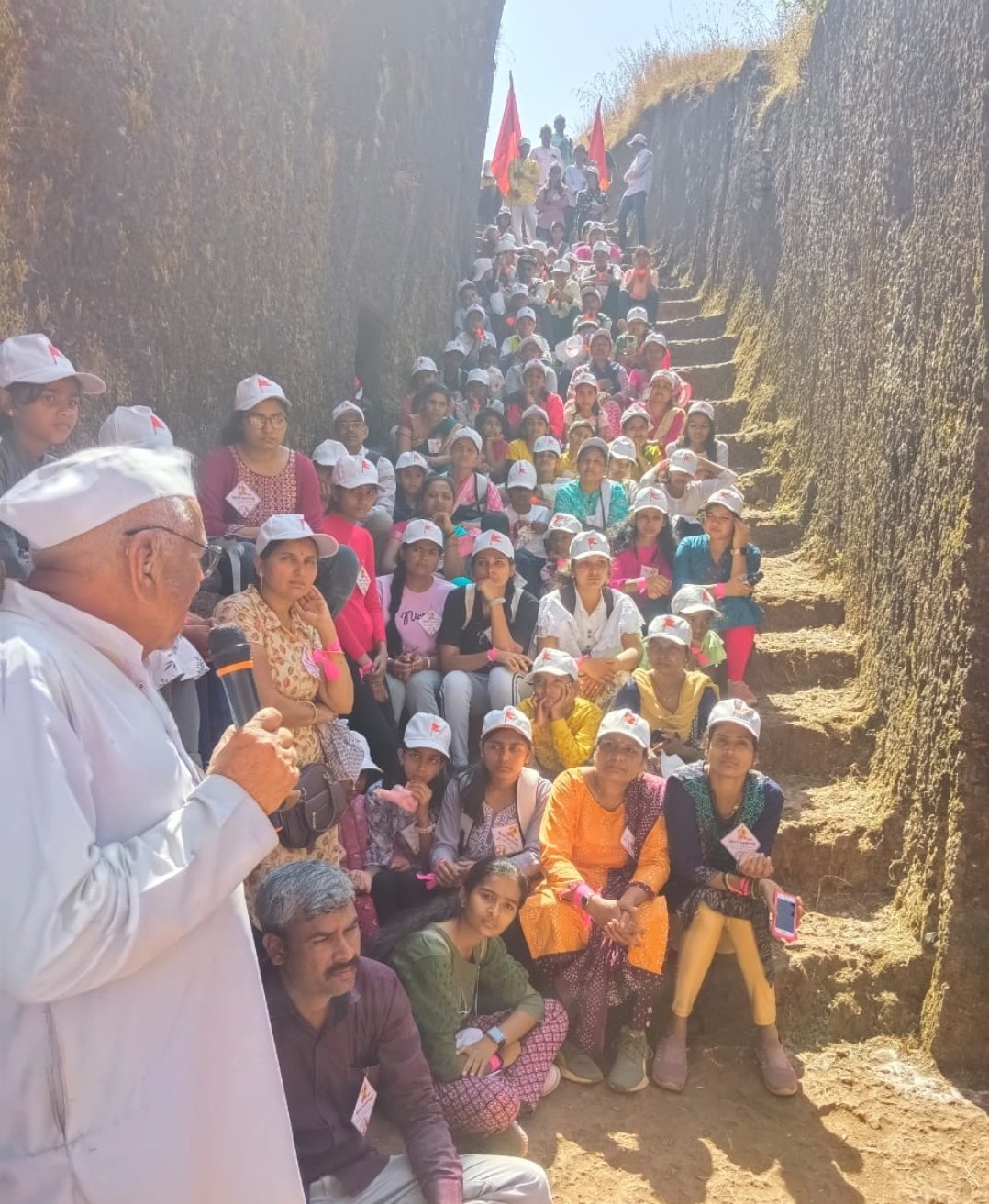 प्रेरणा संवादातून बालमित्र मैत्रिणींच्या शिवगर्जनेने दुमदुमला किल्ले दातेगड