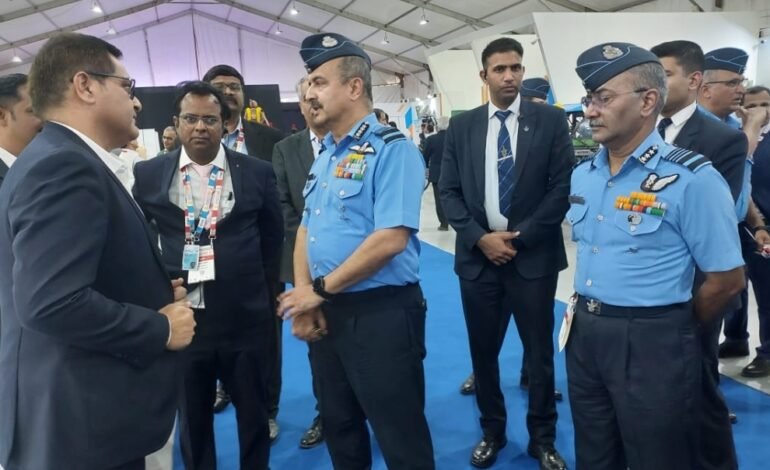 भारतीय वायुसेनेचे प्रमुख एअर चीफ मार्शल व्ही आर चौधरी यांनी पुण्यामध्ये आयोजित महाराष्ट्र एमएसएमई संरक्षण प्रदर्शन 2024 ला दिली भेट
