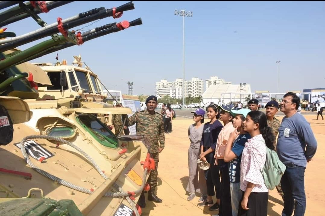 पुण्यात आयोजित ‘डिफेन्स एक्स्पो’ला विद्यार्थी आणि उद्योजकांचा भरभरून प्रतिसाद