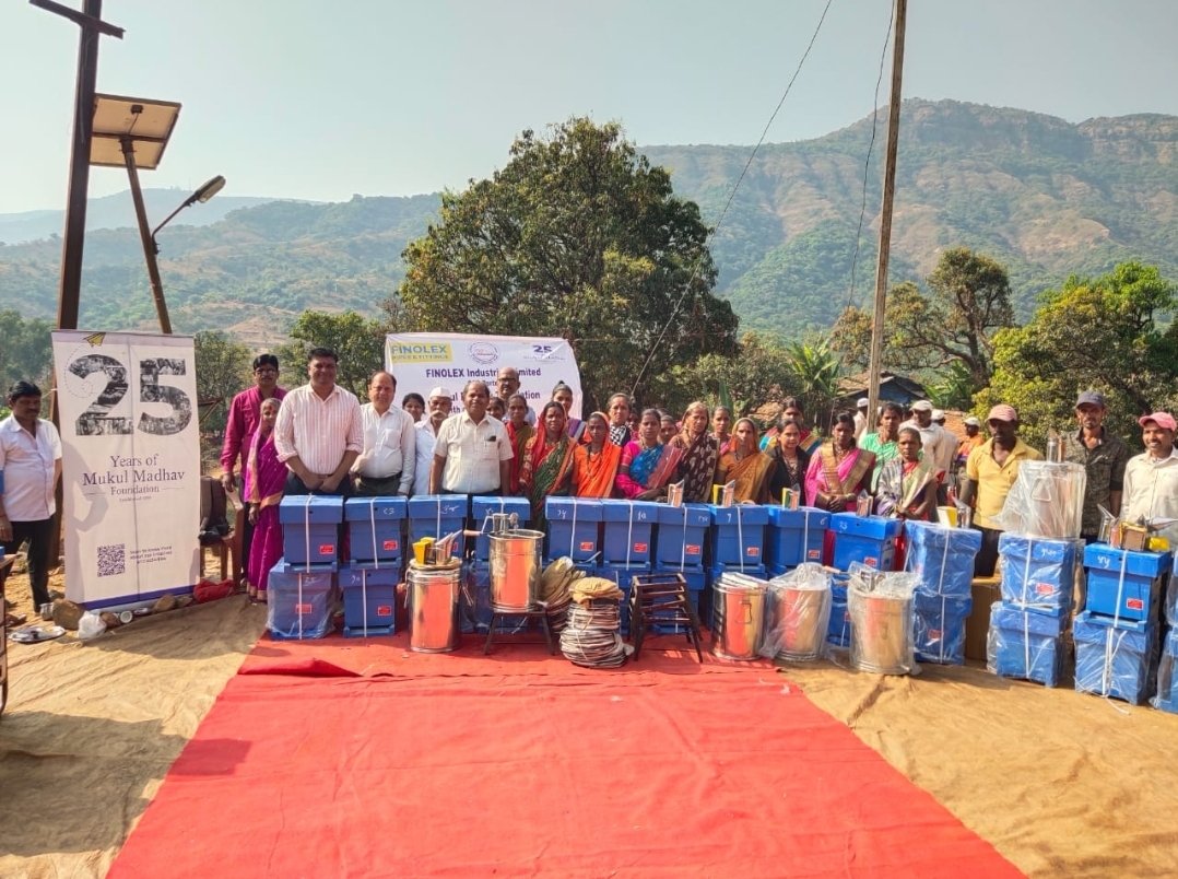 मधु पालकांना खादी व ग्रामोद्योग मंडळ आणि मुकुल माधव फाउंडेशनचा मदतीचा हात