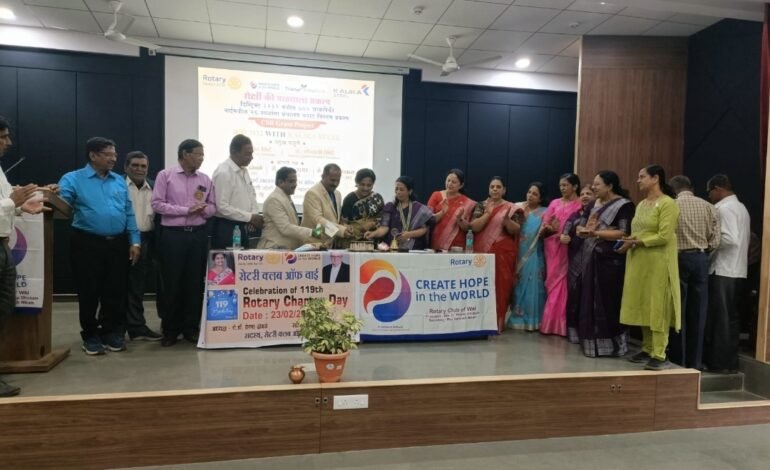 रोटरी की पाठशाला प्रोजेक्ट दृष्टी अंतर्गत २५शाळांना ग्रंथालय कपाट आणि पुस्तकांची भेट.