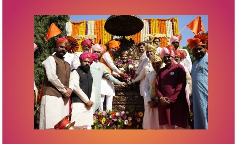 ३५० व्या राजाभिषेक सोहळ्यानिमित्त राजे लखुजीराव जाधवराव ट्रस्टने तयार केलेल्या छत्रपती शिवाजी महाराज सिंहासनाधीश्वर मूर्तीचे अनावरण मा.युवराज मालोजीराजे छत्रपती (कोल्हापूर) यांच्या हस्ते संपन्न