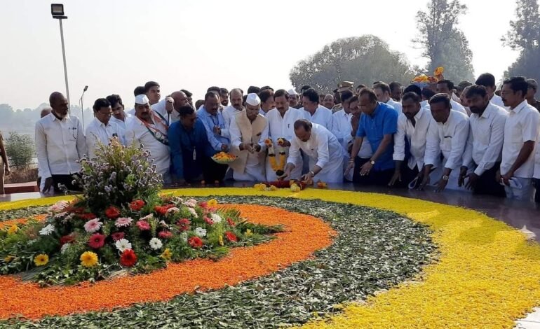 स्वर्गीय यशवंतराव चव्हाण यांच्या जयंती निमित्त उपमुख्यमंत्री अजित पवार यांनी केले अभिवादन