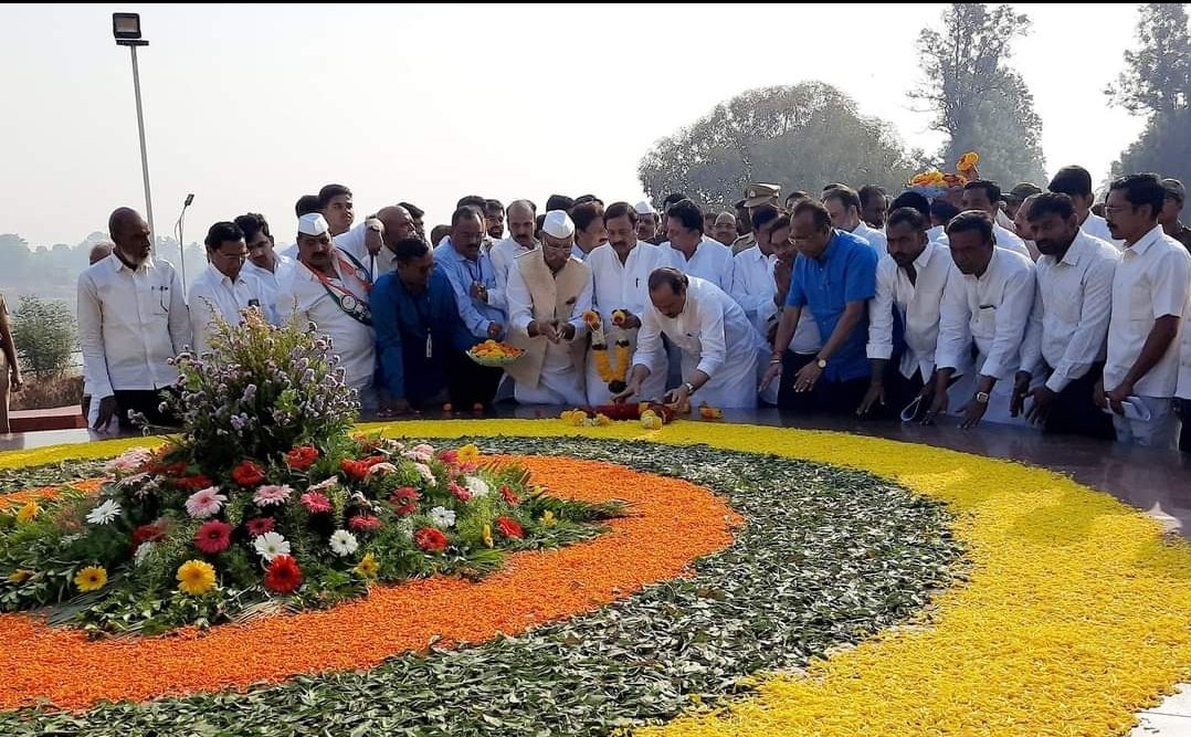 स्वर्गीय यशवंतराव चव्हाण यांच्या जयंती निमित्त उपमुख्यमंत्री अजित पवार यांनी केले अभिवादन