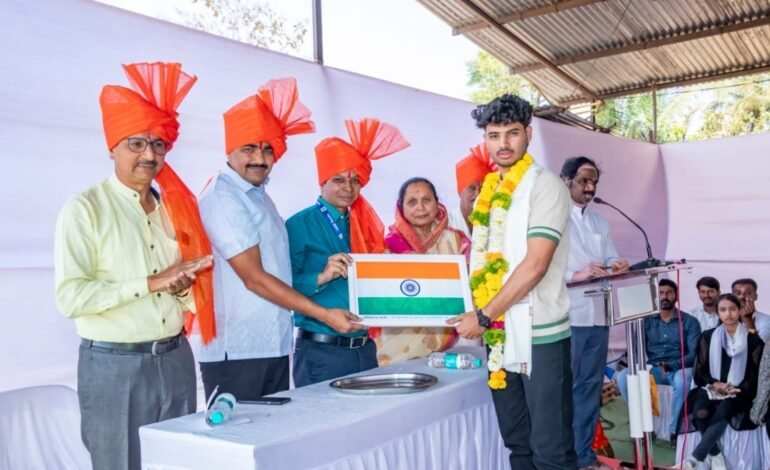 विद्यार्थ्यांनी शैक्षणिक गुणवत्तेची स्पर्धा जिंकताना यशस्वी जीवनाचा मुलमंत्र आत्मसात करावा – गट विकास अधिकारी विजयकुमार परीट