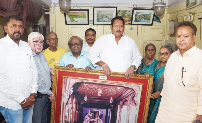 डॉ.सुरेश अष्टपुत्रे यांनी रेखाटलेल्या ऐतिहासिक प्रसंगाची, फोटोफ्रेम खासदार श्रीमंत छत्रपती उदयनराजे भोसले यांना भेट