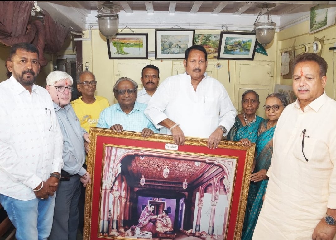 डॉ.सुरेश अष्टपुत्रे यांनी रेखाटलेल्या ऐतिहासिक प्रसंगाची, फोटोफ्रेम खासदार श्रीमंत छत्रपती उदयनराजे भोसले यांना भेट