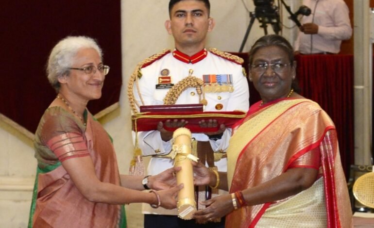 राष्ट्रपती द्रौपदी मुर्मू यांच्या हस्ते भारतरत्न पुरस्कार प्रदान