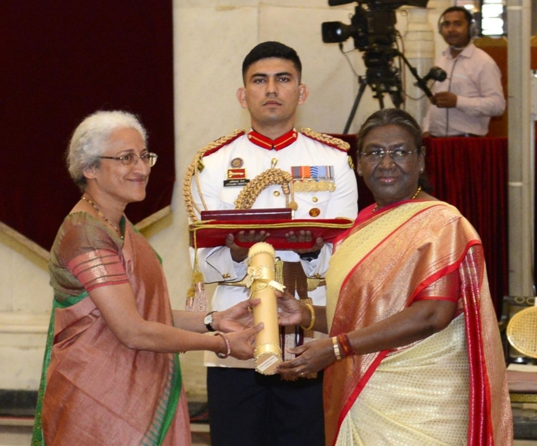 राष्ट्रपती द्रौपदी मुर्मू यांच्या हस्ते भारतरत्न पुरस्कार प्रदान