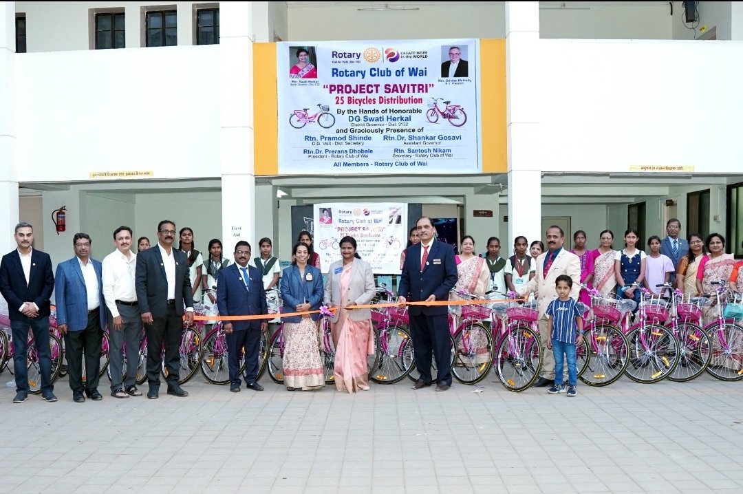 रोटरी क्लब ऑफ वाईच्या माध्यमातून सावित्रीच्या लेकिंना सायकल वाटप, २५ शाळांना पुस्तकांचे वितरण