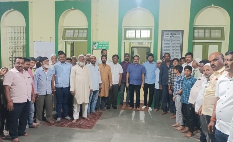 आ.मकरंद पाटील यांनी रमजान सणानिमित्त भुईंज ता. वाई येथील जामा मशिदीमध्ये मुस्लिम बांधवांशी साधला संवाद