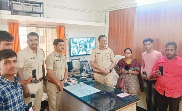 वाई पोलीसांनी वाई पोलीस ठाणेचे हद्दीतुन गहाळ झालेले सुमारे २ लाख ५० हजार रुपये किंमतीचे १७ मोबाईल केले नागरिकांना परत