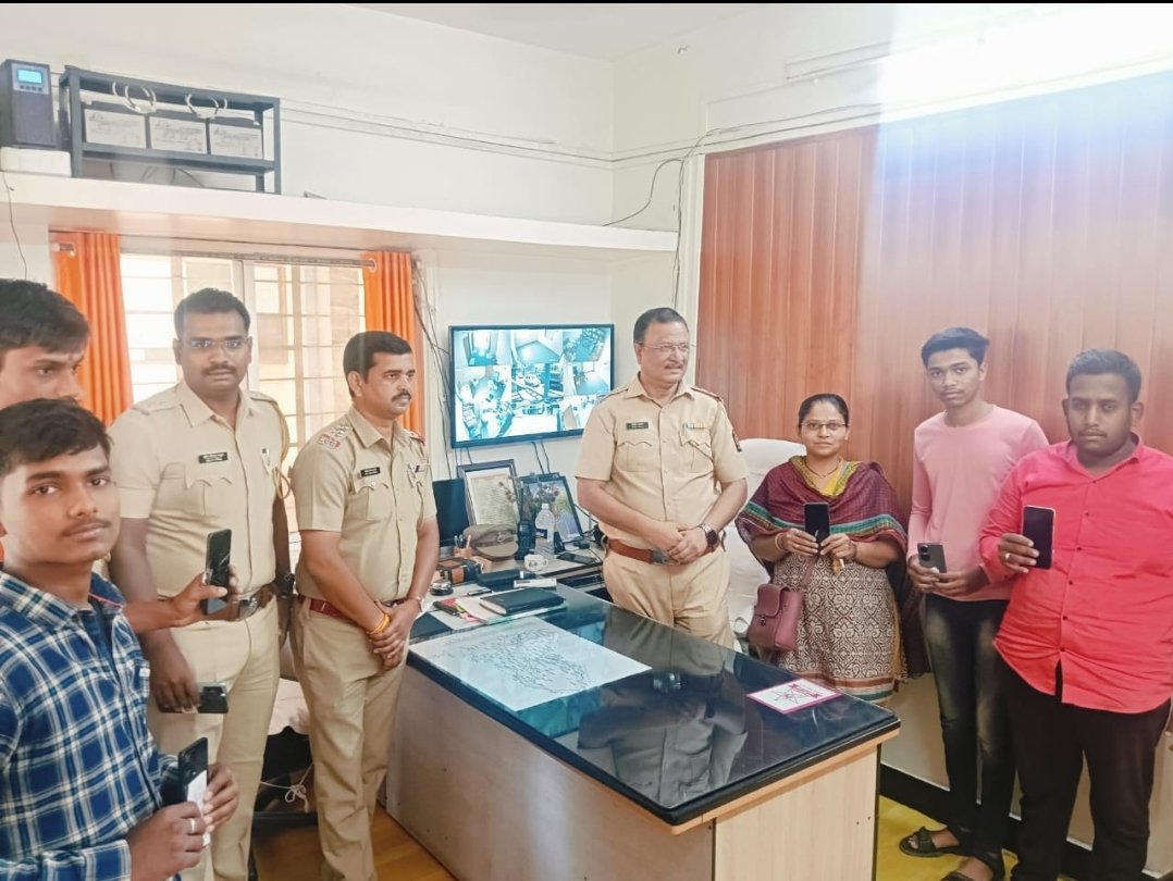 वाई पोलीसांनी वाई पोलीस ठाणेचे हद्दीतुन गहाळ झालेले सुमारे २ लाख ५० हजार रुपये किंमतीचे १७ मोबाईल केले नागरिकांना परत