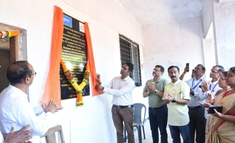 विद्यार्थ्यांना विकासाच्या प्रवाहात आणण्यासाठी.. वॉश व डिजिटल क्लासरूमचे अनावरण