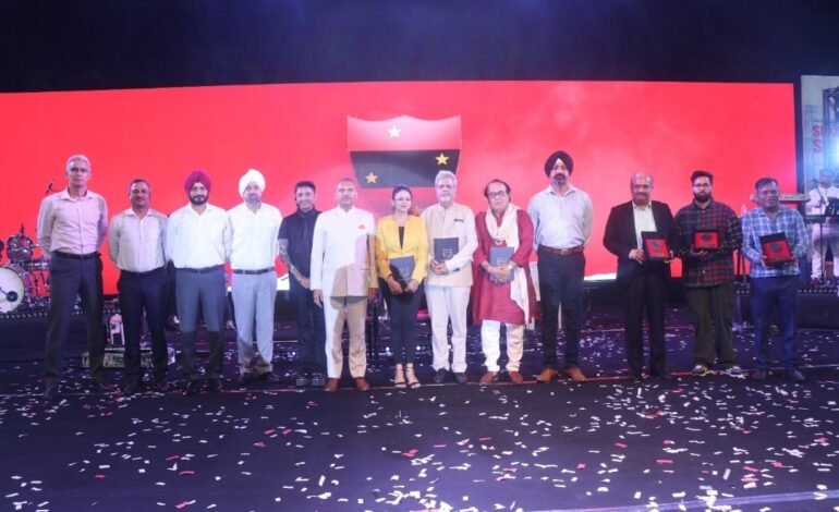 लष्कराच्या दक्षिण कमांडचे प्रमुख लेफ्टनंट जनरल अजय कुमार सिंह यांच्या हस्ते मिल्खा सिंह स्टेडीयममध्ये दक्षिण कमांडच्या गीताचे अनावरण