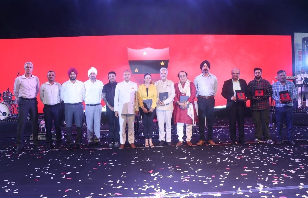 लष्कराच्या दक्षिण कमांडचे प्रमुख लेफ्टनंट जनरल अजय कुमार सिंह यांच्या हस्ते मिल्खा सिंह स्टेडीयममध्ये दक्षिण कमांडच्या गीताचे अनावरण