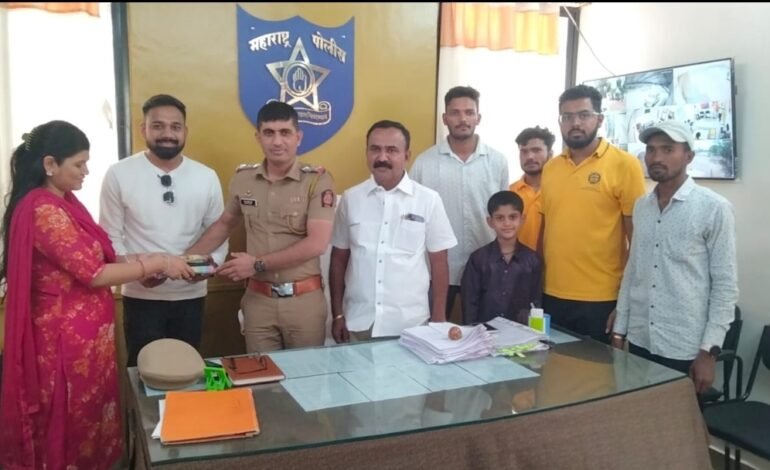 हॉटेलमध्ये आढळलेली बॅग मूळ मालकास प्रामाणिकपणे केली परत