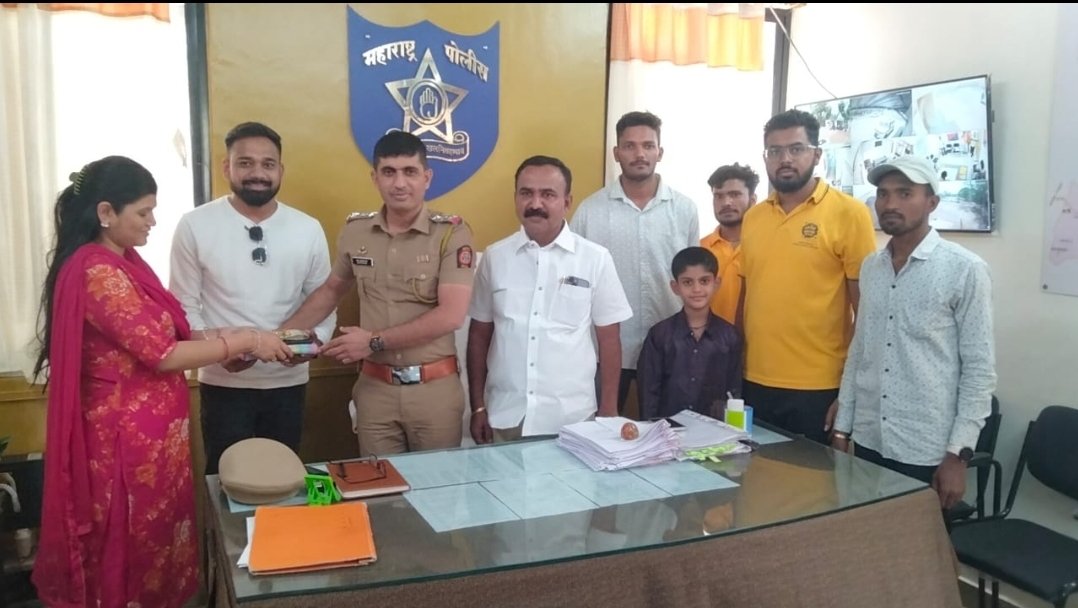 हॉटेलमध्ये आढळलेली बॅग मूळ मालकास प्रामाणिकपणे केली परत