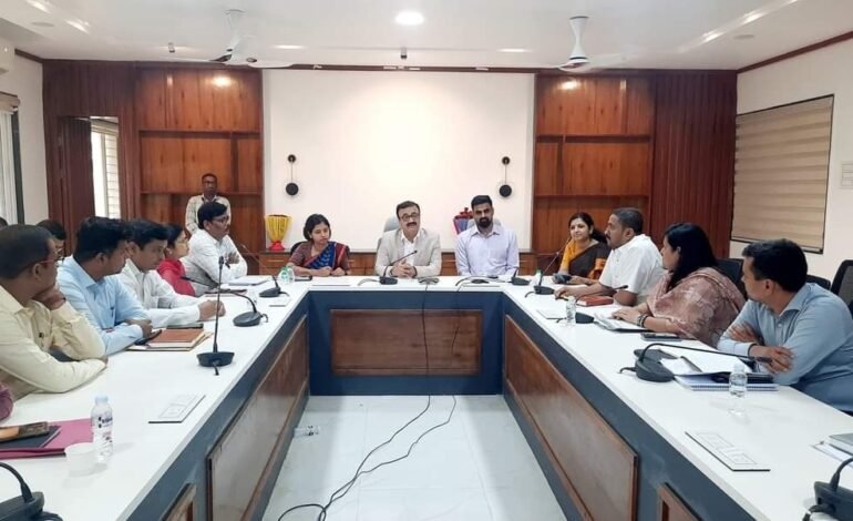 वृक्ष लागवड आणि संपूर्ण स्वच्छता मोहिम युध्द पातळीवर राबवा – विभागीय आयुक्त डॉ. चंद्रकांत पुलकुंडवार