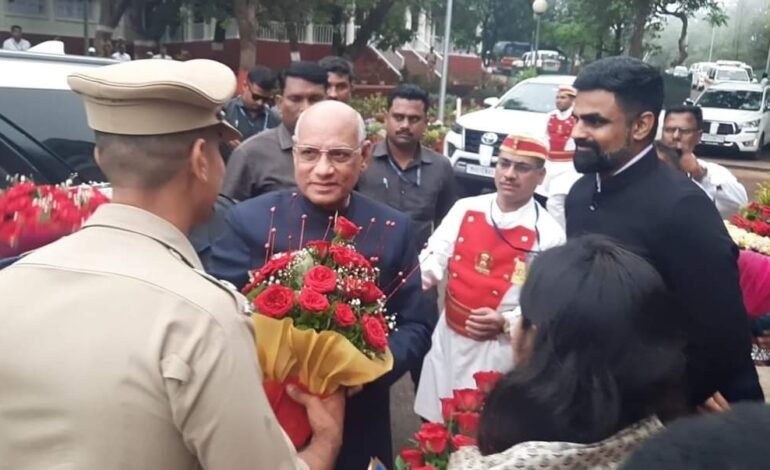 राज्यपाल रमेश बैस यांचे महाबळेश्वर येथे आगमन जिल्हाधिकारी जितेंद्र डुडी यांनी केले प्रशासनाच्यावतीने स्वागत