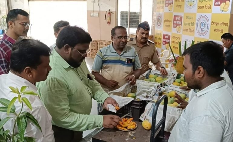 आंबा महोत्सवास जिल्हाधिकारी डॉ. राजा दयानिधी यांची भेट