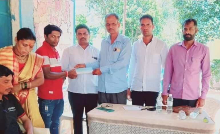 वाळणे दुर्घटनेत मृत्युमुखी पडलेल्या विध्यार्थ्यांच्या कुटूंबियांना महाबळेश्वर शिक्षण विभागाची आर्थिक मदत.