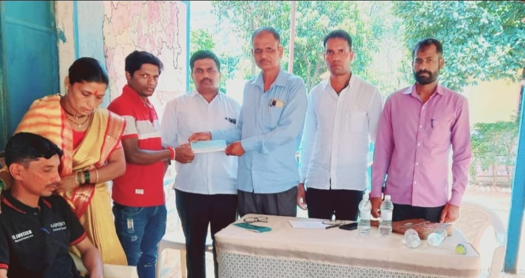 वाळणे दुर्घटनेत मृत्युमुखी पडलेल्या विध्यार्थ्यांच्या कुटूंबियांना महाबळेश्वर शिक्षण विभागाची आर्थिक मदत.