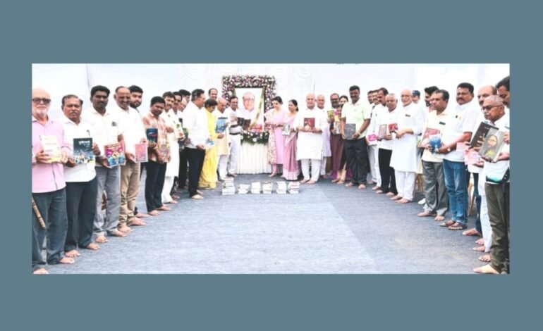 प्रतापराव भाऊंच्या स्मरणार्थ ग्रंथालयास पन्नास हजारांची ग्रंथसंपदा प्रदान