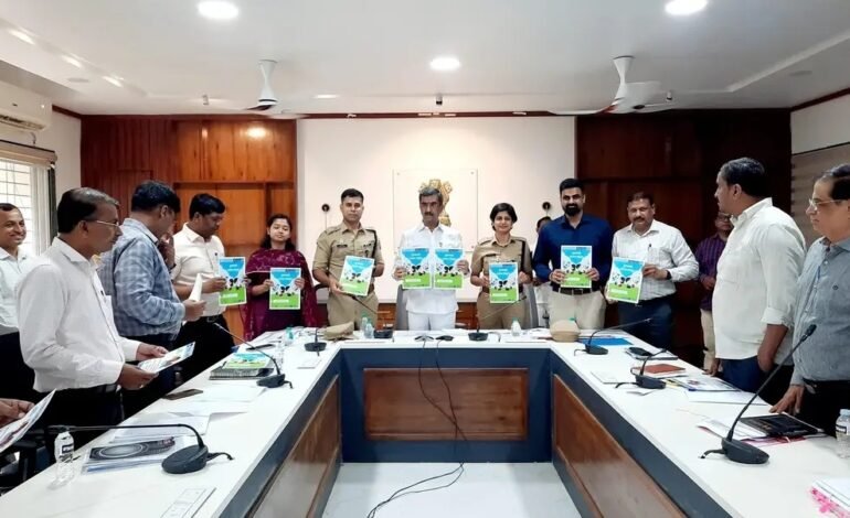 सायबर कॉमिक बुक चे पालकमंत्री शंभुराज देसाई यांच्या हस्ते अनावरण