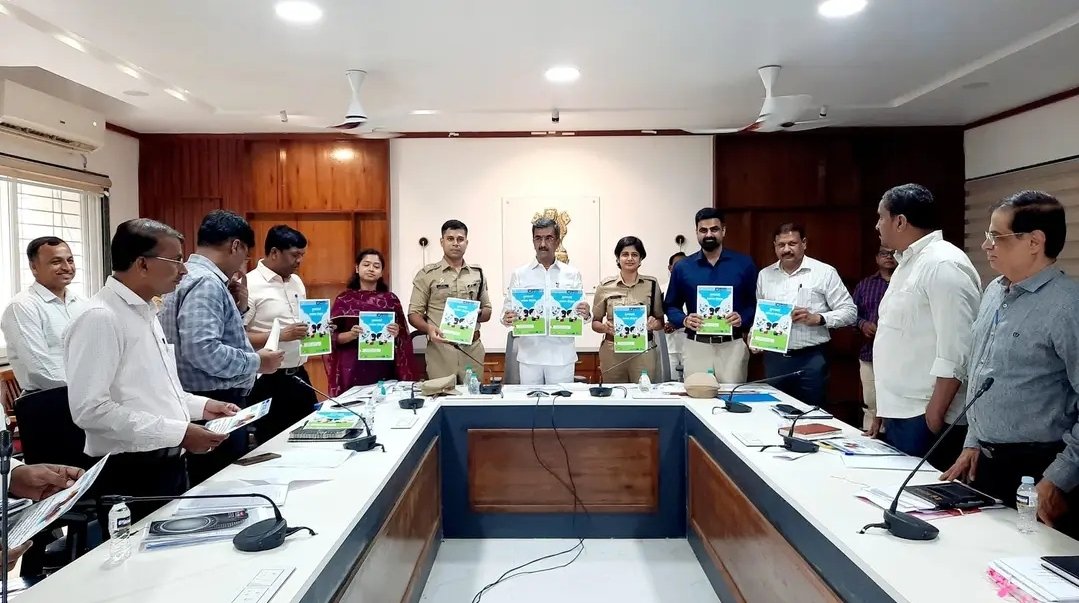 सायबर कॉमिक बुक चे पालकमंत्री शंभुराज देसाई यांच्या हस्ते अनावरण